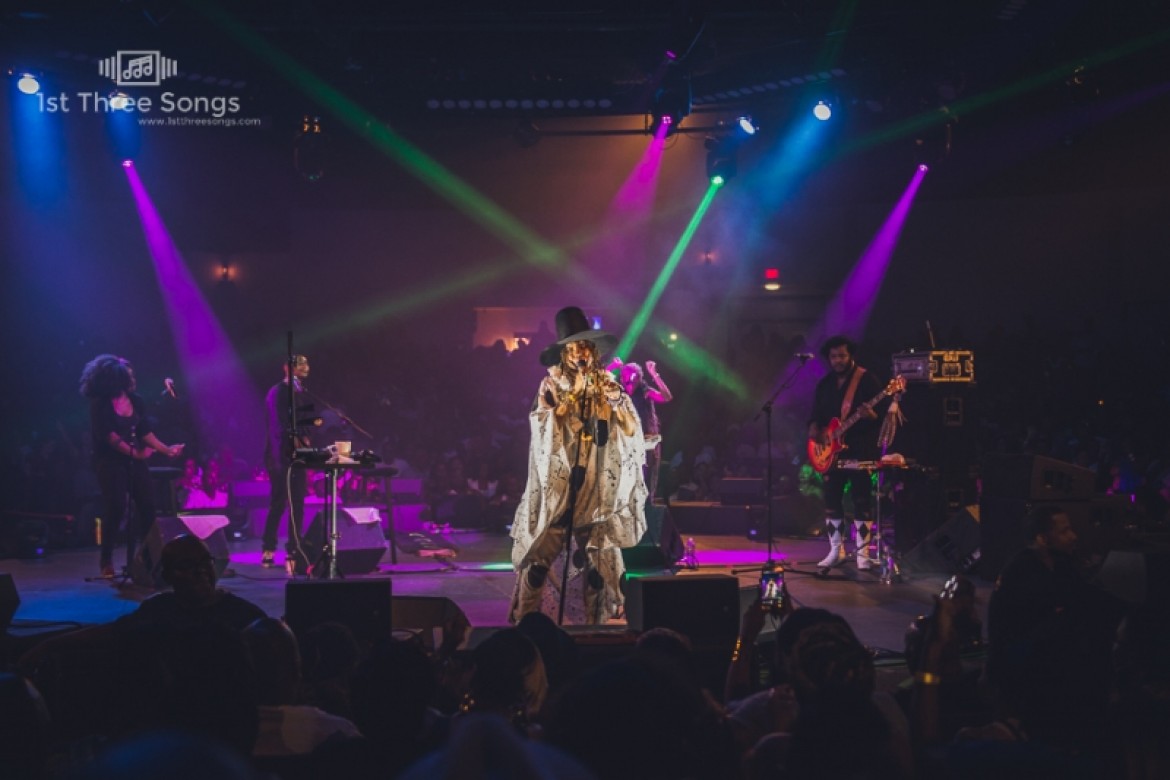 05.28.16 – Erykah Badu and Ro James Perform at the Arena Theater
